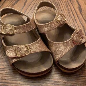 Gently loved toddler gold sandals. Size 7